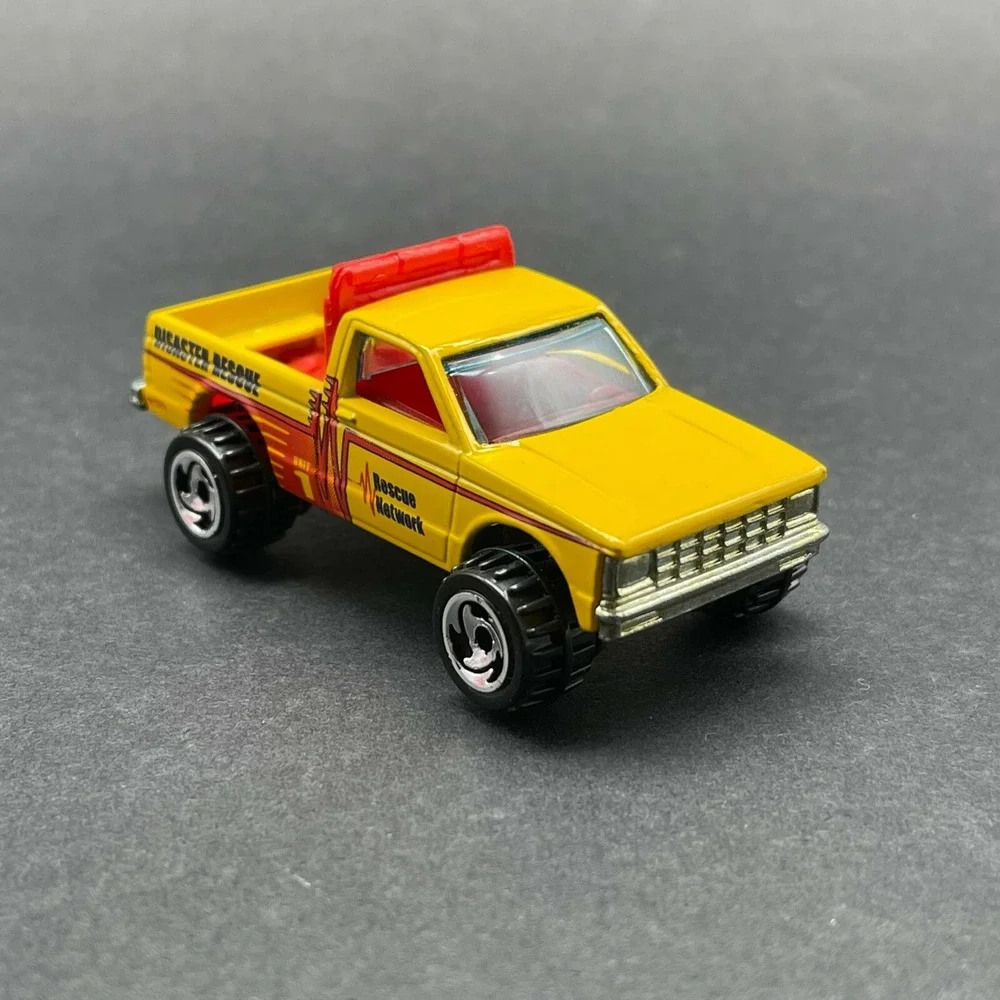 Hot Wheels Disaster Rescue Network Chevrolet Pickup‎ Truck Yellow Diecast 1/64